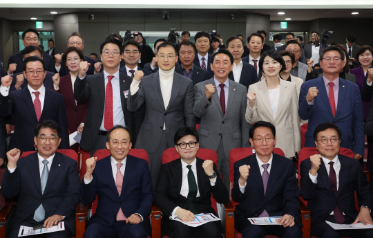 1일 국회 의원회관에서 열린 '국민의힘-윤석열 정부 합동 전반기 국정성과 보고 및 향후 과제 토론회'에서 한동훈 대표와 추경호 원내대표 등이 기념촬영을 하고 있다. [연합뉴스 제공]